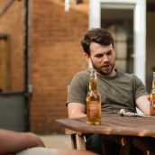 Jaki jest związek między traumą a alkoholizmem?